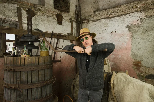 Winemaker in old cellar — Stockfoto