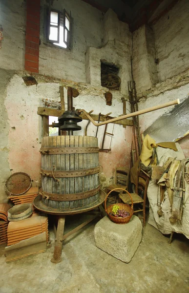 Máquina velha para prensar uvas — Fotografia de Stock
