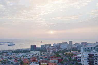 Güneş doğarken liman