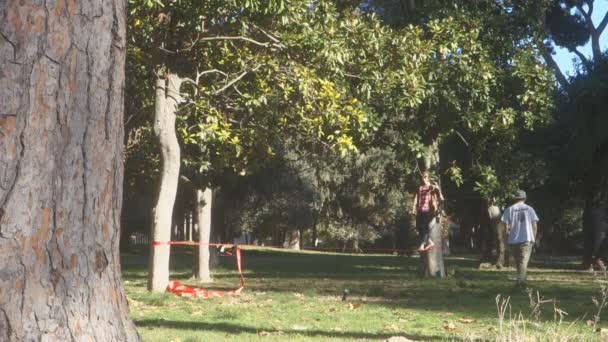 Entrenamiento para caminar en cuerda floja — Vídeos de Stock