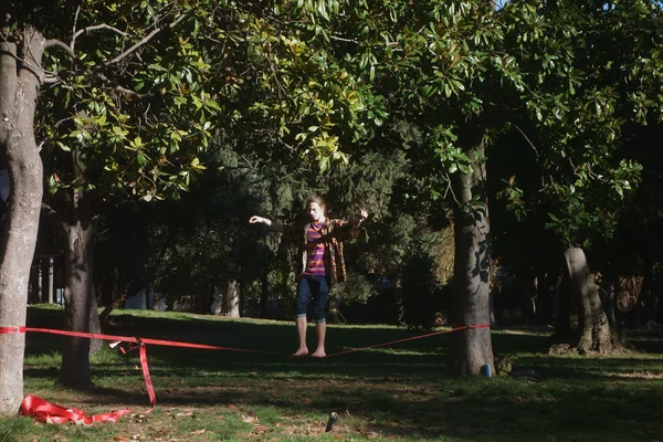 Entrenamiento funambulista en el parque — Foto de Stock