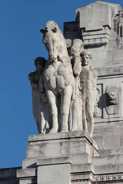 Estatua de la estación central de tren, Milán — Foto de Stock