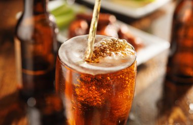 bira köpüklü kafa ile