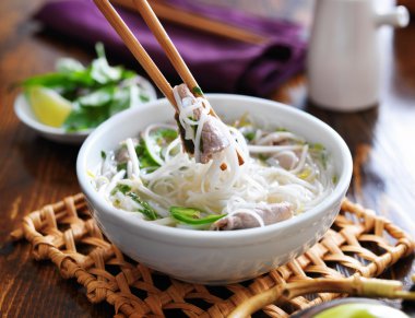 Pho sığır eti ile kase