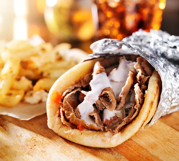 Gyro mit Tzatziki-Sauce — Stockfoto