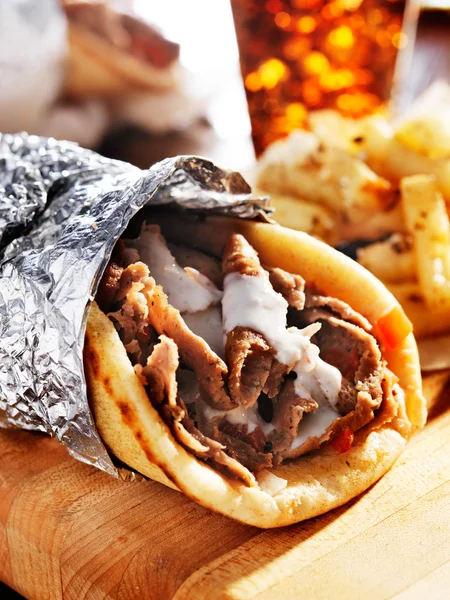 Gyro med tzatziki sås — Stockfoto