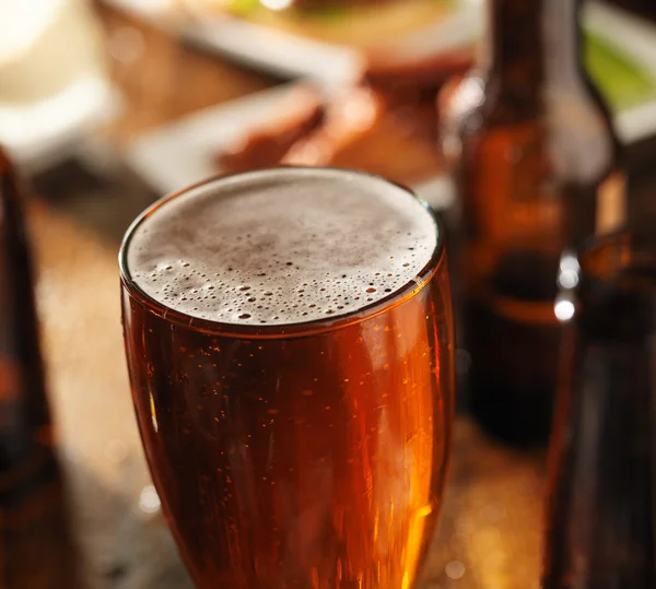 Bira köpüklü kafa ile — Stok fotoğraf