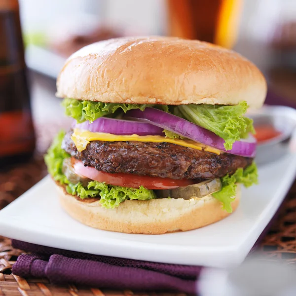 Pivo a hamburger — Stock fotografie