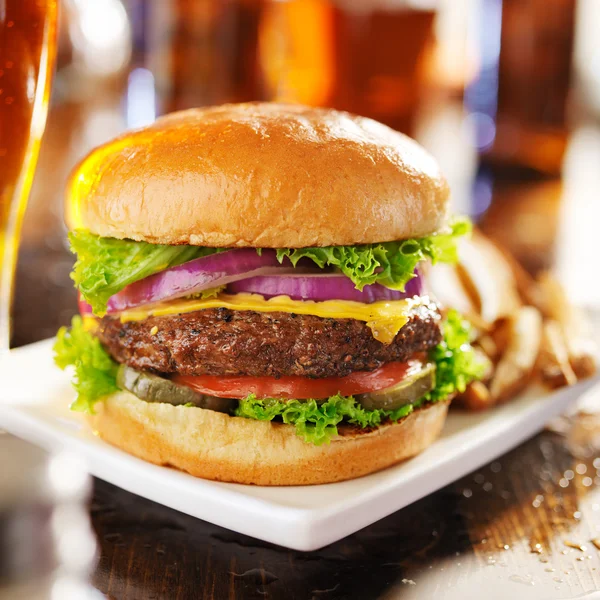 Cheeseburger con birra — Foto Stock