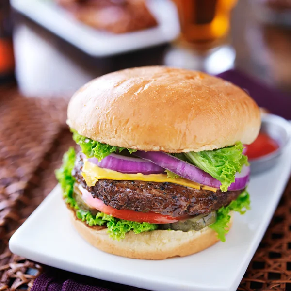 Cheeseburger mit Bier — Stockfoto
