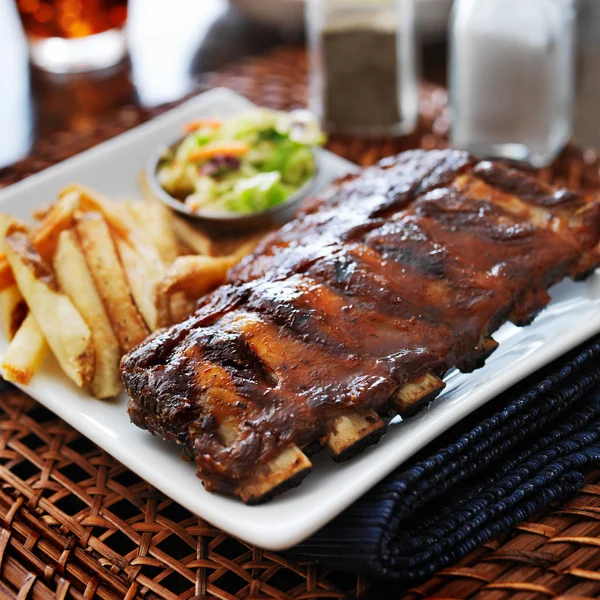 Costillas Bbq con ensalada de col — Foto de Stock