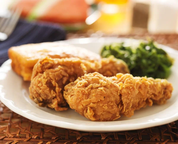Fried chicken és collard zöldek — Stock Fotó