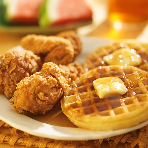 Fried chicken and waffles — Stock Photo, Image