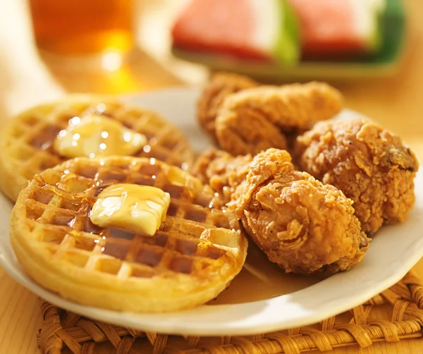 Fried chicken and waffles — Stock Photo, Image