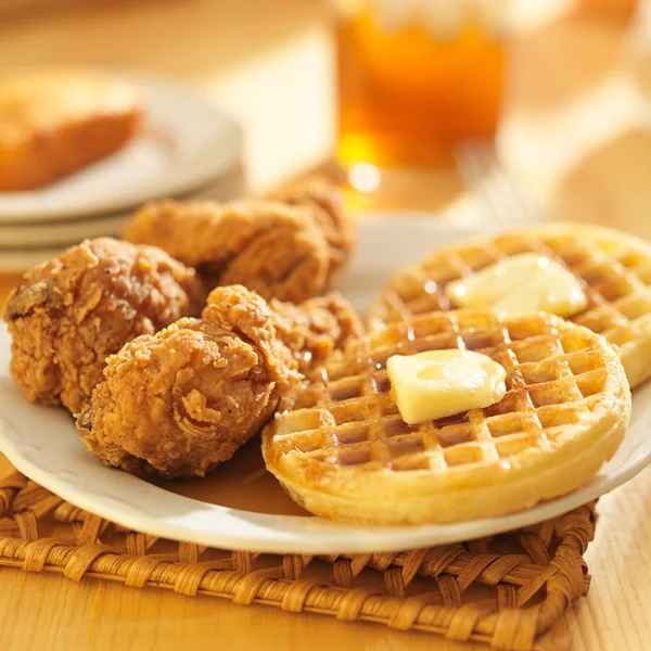 Gebakken kip en wafels — Stockfoto