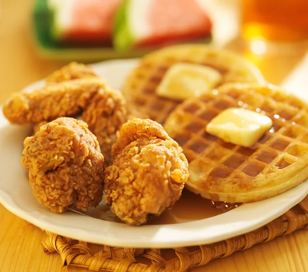 Gebakken kip en wafels — Stockfoto