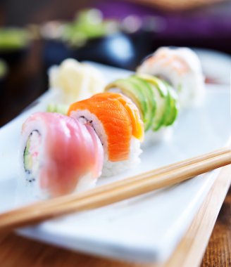 somon ve ton balıklı sushi
