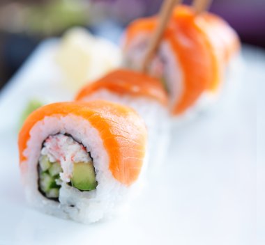 somon ve ton balıklı sushi