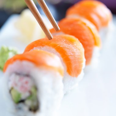 somon ve ton balıklı sushi