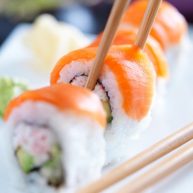 somon ve ton balıklı sushi