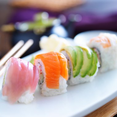 somon ve ton balıklı sushi