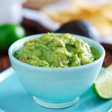Renkli mavi kase guacamole
