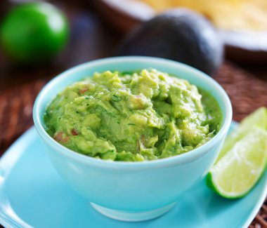 Renkli mavi kase guacamole