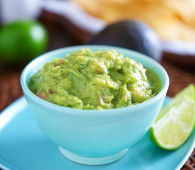 Renkli mavi kase guacamole