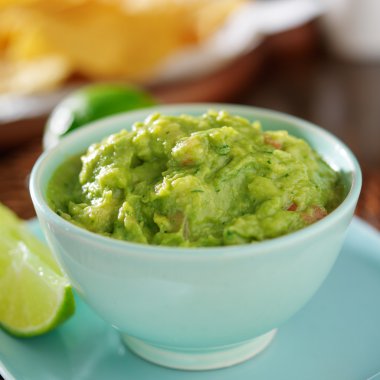 Renkli mavi kase guacamole