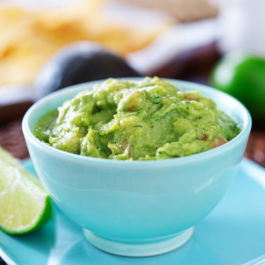 Renkli mavi kase guacamole