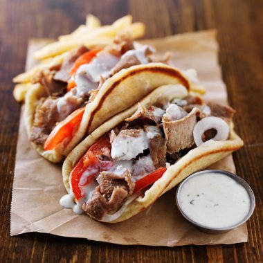 Yunan gyros tzatziki sos ile