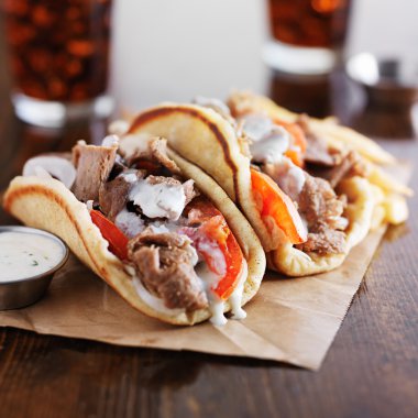Yunan gyros tzatziki sos ile