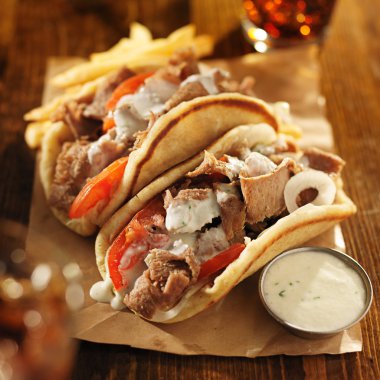 Yunan gyros tzatziki sos ile