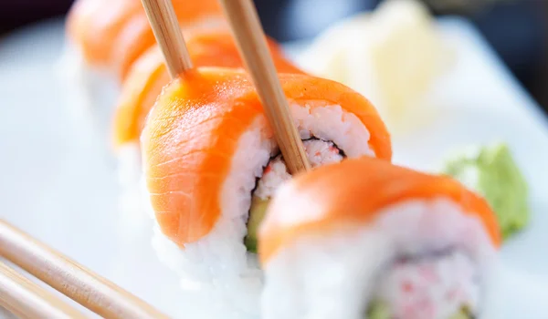 Salmon and tuna sushi — Stock Photo, Image