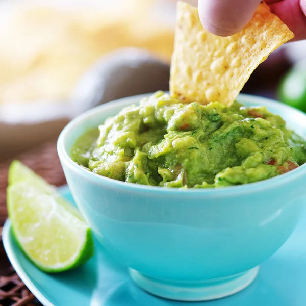 Guacamole in einer bunten blauen Schüssel — Stockfoto