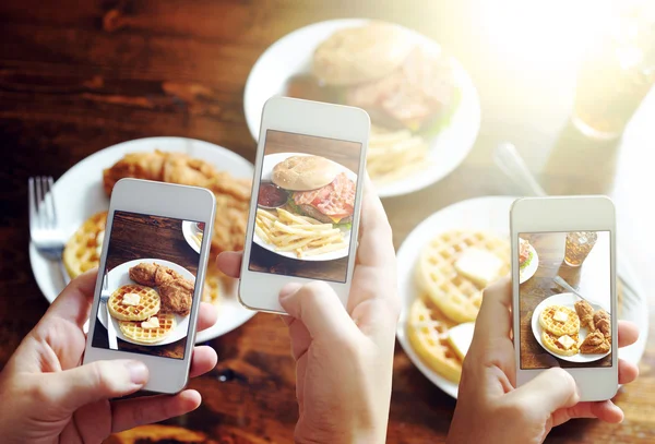 Venner ved hjælp af smartphones - Stock-foto