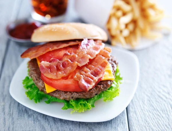 Cheeseburger z boczkiem — Zdjęcie stockowe