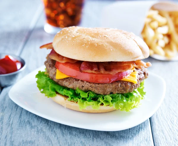 Cheeseburger mit Speck — Stockfoto