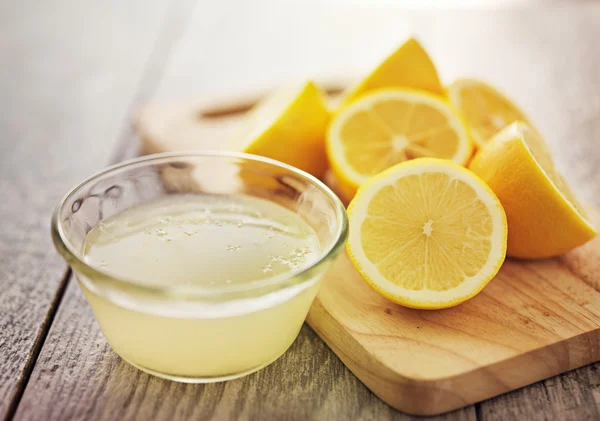 Freshly squeezed lemon — Stock Photo, Image