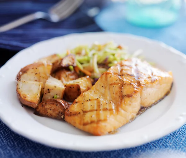 Salmón a la parrilla —  Fotos de Stock