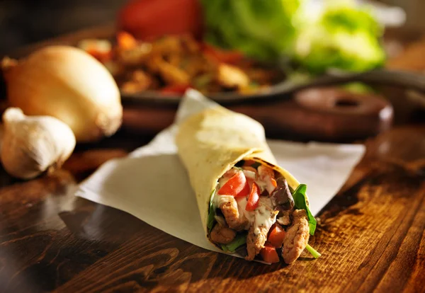 Kyckling wrap i tortilla — Stockfoto