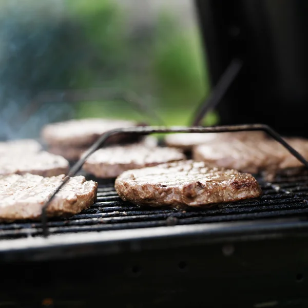 Hamburgare grillning — Stockfoto