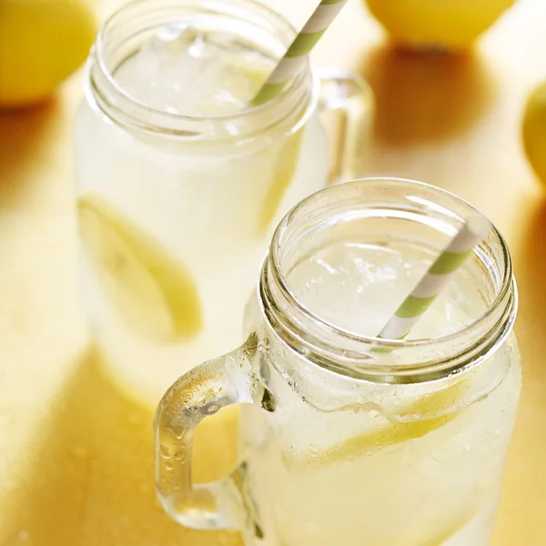 Limonada em frascos de pedreiro — Fotografia de Stock