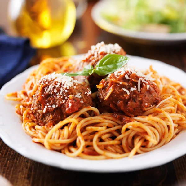 Спагетти и фрикадельки — стоковое фото