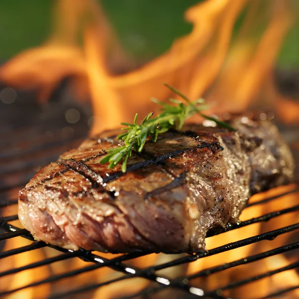 Cozinhar bife — Fotografia de Stock