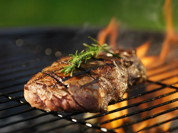 Steak mit Flammen auf Grill — Stockfoto