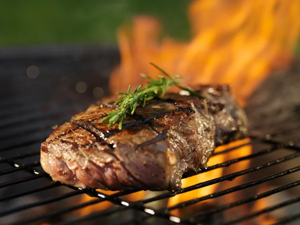 Biff med flammer på grill – stockfoto