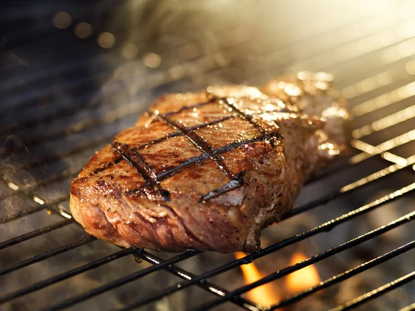 Steak kochen auf dem Grill — Stockfoto