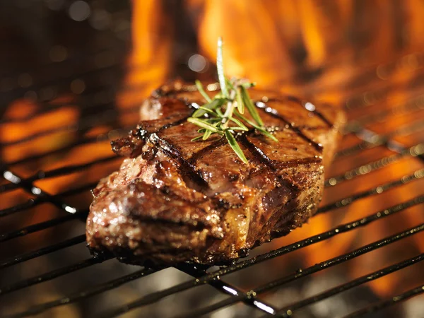 Steak mit Flammen auf Grill — Stockfoto