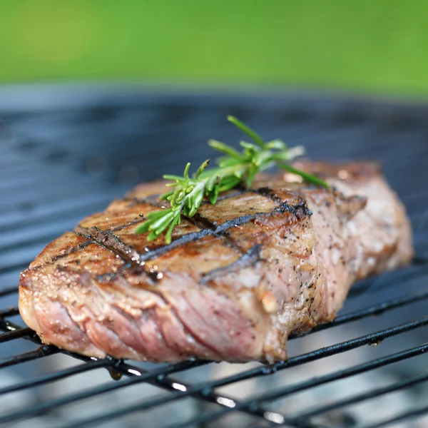 Steak with flames on grill — Stock Photo, Image